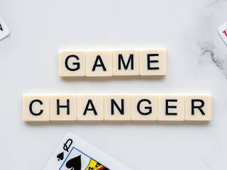 Nestlé annuncia cambio CEO inaspettato e registra fluttuazioni borsa significative