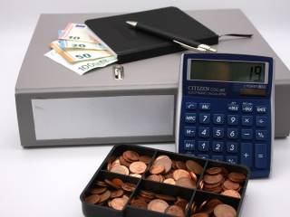 Tasse di agosto: italiani in difficoltà con 100 pagamenti in 10 giorni