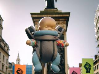 Neopapà in Gran Bretagna chiedono diritti, bambolotti in fascia sulle statue