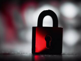 X di Musk blocca link al dossier di JD Vance e sospende giornalista