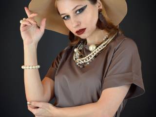 Amici: Maria sfoggia una camicia trasparente chic e accessibile