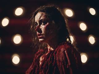 Annina Machaz scuote il teatro con violenza e polemiche inaspettate