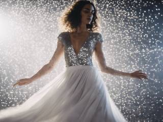 Bianca Guaccero incanta a Ballando con le Stelle in bianco e scollatura audace