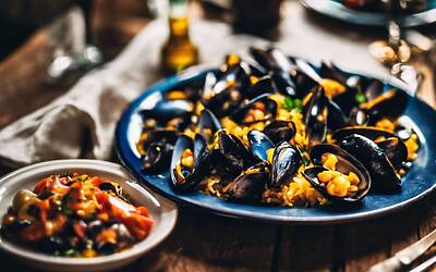 Bianca Guaccero introduce Giovanni Pernice alla famiglia durante la visita in Puglia