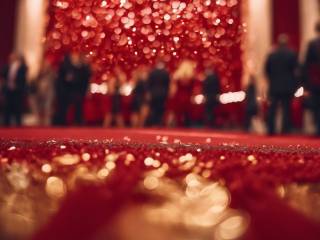 Brat Julia Fox e Bella Thorne brillano al red carpet di Roma