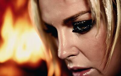 Britney ferita nell’incidente: capelli e ciglia danneggiati dal fuoco.