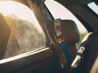 Cinture posteriori in auto: solo un terzo degli italiani le utilizza correttamente