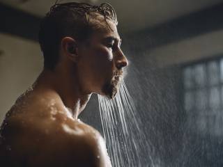 Cooper Koch svela la verità sulla protesi nella scena della doccia