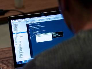 Cybercab Tesla ricarica senza cavi e autonomia rivoluzionaria per auto elettriche