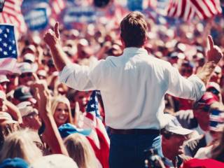 Dennis Quaid sostiene Trump al comizio elettorale in California - Elezioni Usa