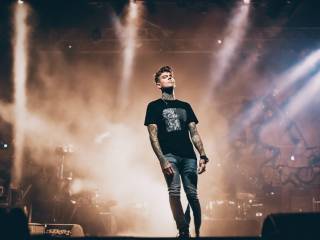 Fedez si mostra discreto al concerto di Niky Savage: guarda il video