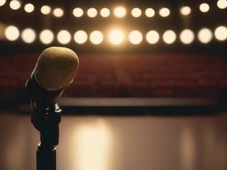 Francesco Paolantoni conquista il pubblico, ma le critiche di Lucarelli e Mariotto persisteranno.