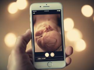 iPhone e maternità: 20 anni di Storia in 'Motherboard' attraverso 6 generazioni