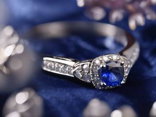 Kate Middleton e l'anello di fidanzamento: il messaggio delle nuove fedine