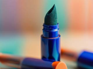 Mascara colorato: la nuova tendenza che trasforma il trucco degli occhi