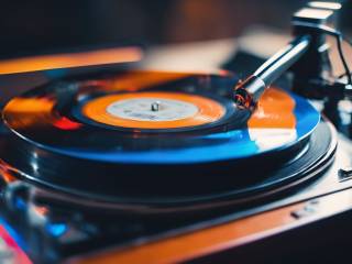 Motta stravolge la sua discografia con Suona! Vol.1: ecco cosa sapere