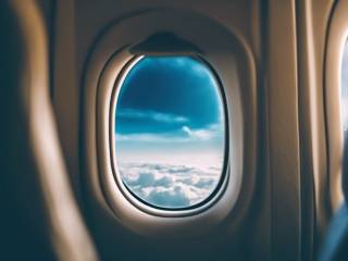 Perché le persone piangono in aereo: scoperte emozionali e psicologiche sorprendenti