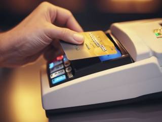 Piano anti evasione Meloni: pagamenti con carta obbligatori nella nuova Manovra