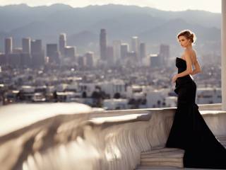 Selena Gomez incanta Los Angeles con elegante abito nero senza spalline e strascico