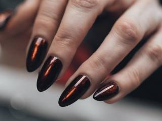 Unghie ballerina dark: scopri la manicure autunnale 2024 ispirata a Elodie