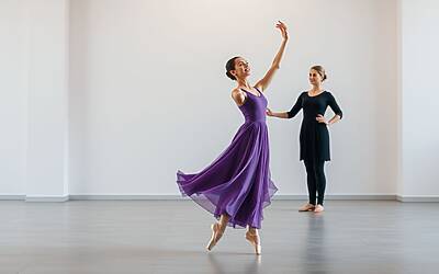 Amici, Deborah corregge l'errore di Maria e sostiene Teodora con forza