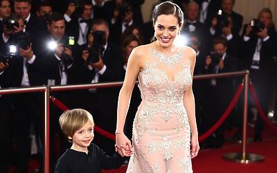 Angelina Jolie e Knox: eleganza sul red carpet con abiti da sera raffinati