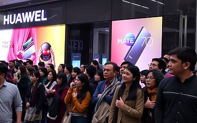 Apertura Huawei Mate 70: lunghe file nei negozi per l'attesa nuova serie