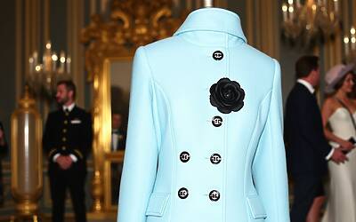 Charlotte Casiraghi sfoggia cappotto celeste da 10mila euro alla Festa di Monaco