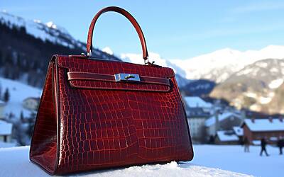 Chiara Ferragni domina St. Moritz con look in pelle e borsa di lusso