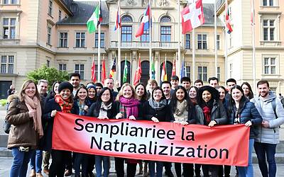 Cittadini svizzeri presentano firme per semplificare il processo di naturalizzazione