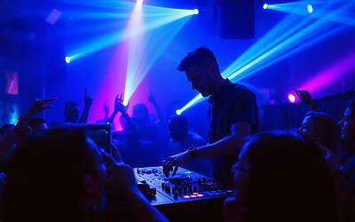 DJ umano batte il DJ AI di Spotify: perché la musica vive nell'umanità