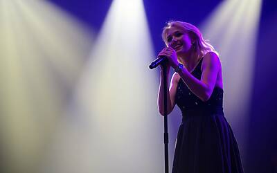 Emma chiarisce le accuse di duetti con rapper maschilisti e il suo messaggio