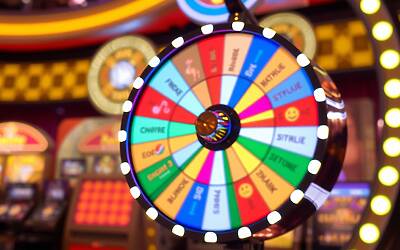 Gerry Scotti: Nuove sfide in tv tra La ruota della fortuna e Affari tuoi