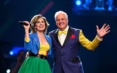 Maria De Filippi e Rudy Zerbi cantano i Ricchi e Poveri a Tu si que vales