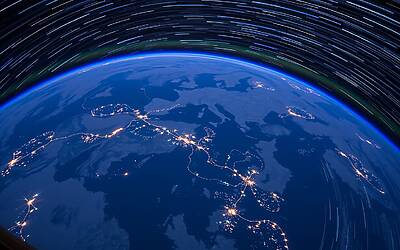 NASA scopre affascinanti scie stellari nel cielo notturno dell'universo