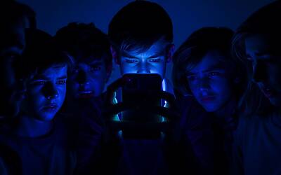 Nati dopo il 2010: l'impatto della tecnologia sulla loro realtà e ansia