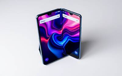 OnePlus presenta smartphone a conchiglia: anticipazioni sul lancio nel 2025