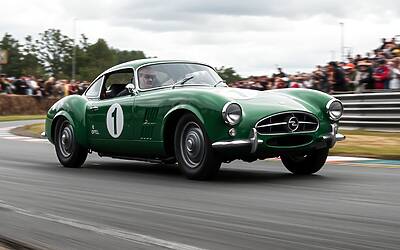 Opel 260 CV: la leggenda del Mostro Verde tra potenza e innovazione