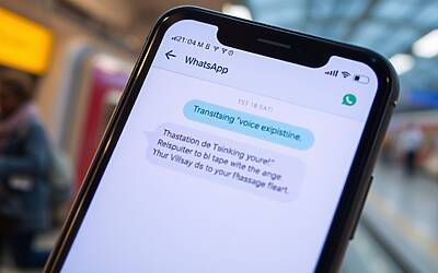 Trascrizione messaggi vocali su WhatsApp: nuova funzione da non perdere
