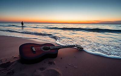 Ultimo annuncia la paternità: passeggiate in spiaggia e canzoni per il bebè