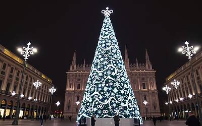 Abete gigante trionfa nella piazza di Milano con decorazioni olimpiche spettacolari