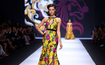 Donatella Versace sorprende con la sua nuova trasformazione e accende polemiche