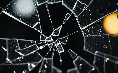 Grande Fratello, scontri accesi tra Helena e Lorenzo: analisi del confronto drammatico