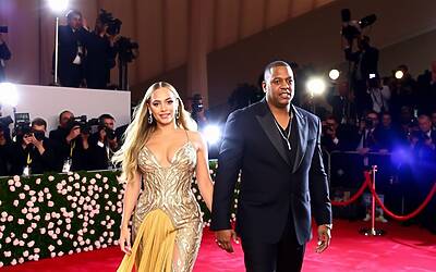 Jay Z respinge le accuse di stupro e si mostra sicuro sul red carpet