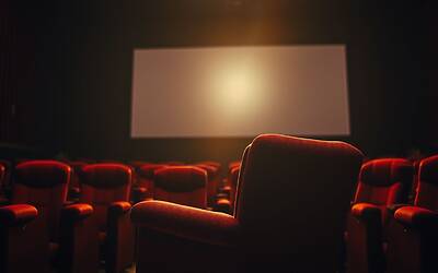 Poltrona per due: la controversia di una commedia da rivedere sul grande schermo