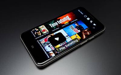 YouTube introduce il pulsante Riproduci qualcosa su Android per una nuova esperienza di visione