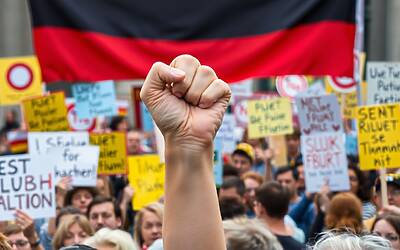 Germania respinge la legge della Cdu contro i migranti sostenuta dall'estrema destra