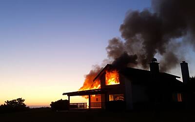 Incendi a Los Angeles mandano in fiamme le ville di star celebri e famose