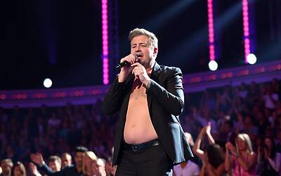 Fedez canta Bella Stronza e rivela la cicatrice che non fa più male