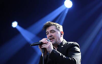 Fedez emozionato canta Bella stronza, riflessioni profonde sul palco di Sanremo